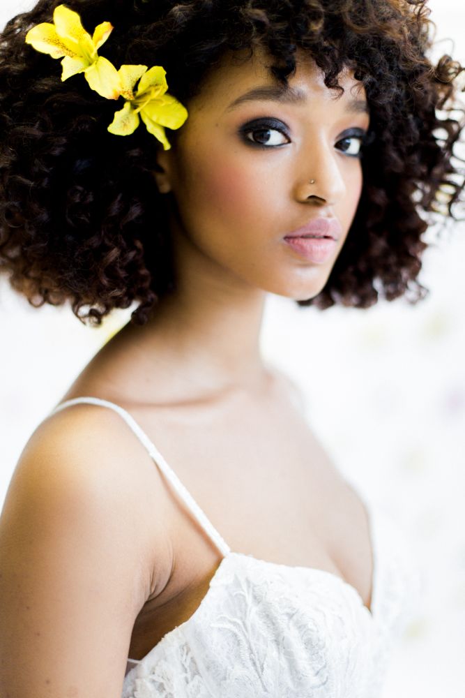 smokey eyes makeup curly hair girl black model